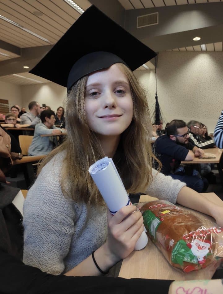 Lily le jour de son diplôme d'aide-soignante en 2019