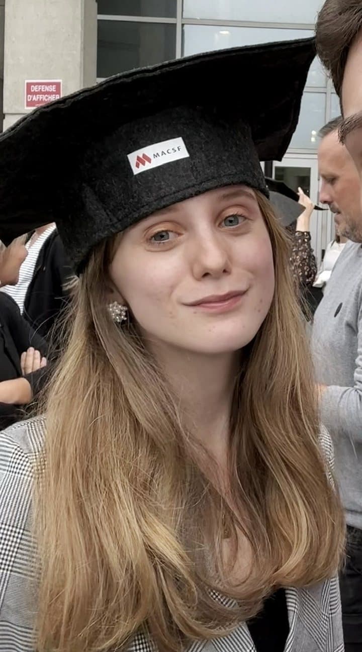 Lily le jour de l'obtention de son diplôme d'État d'infirmière en 2023